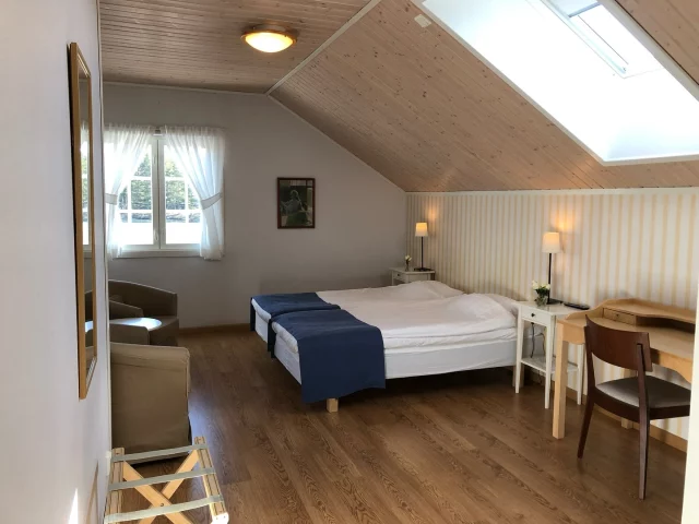Hiihtoloma Nauvon idyllisessä saaristomaisemassa 🌲❄️

Tervetuloa viettämään rentouttavaa hiihtolomaa Nauvossa, jossa saariston ainutlaatuinen tunnelma tarjoaa täydellisen paikan irtiotolle arjesta. Yöpyminen rauhallisessa ja viehättävässä Hotel Stallbackenissa tekee lomastasi unohtumattoman!

Lomapäivän kruunaa ennakkovarattava 2 tai 3 ruokalajin päivällinen, joka on huolella valmistettu paikallisista herkuista. Illallisen makuelämyksiä täydentävät Nauvon läheiset palvelut, jotka ovat kätevästi ulottuvillasi, kuten sataman putiikit ja kahvilat.

Jos kaipaat lisää hemmottelua, voit varata ennakkoon perinteisen saunavuoron ja nauttia löylyistä keskellä saariston hiljaisuutta. Mikä olisikaan parempaa pitkän ulkoilupäivän päätteeksi?

Lähde hiihtolomalla Nauvossa lataamaan akkuja, nauttimaan hyvästä ruoasta ja rauhasta! ✨

📞 Varaa paikkasi online BIO:n linkin kautta jo tänään tai lähetä kysely sivustomme lomakkeen  kautta @hotelstallbacken 
Hiihtolomasi odottaa!
#hiihtoloma #talviretriitti #irtiarjesta #hotelstallbacken #hyvätyhteydet #henkilökohtainenpalvelu #vastuullinenmatkailu #vastuullinenvalinta #lähiruokaravintola #perinteinensauna #nauvonpalvelut