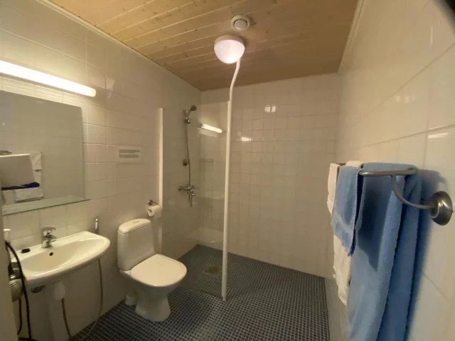 Jos toivot hyvää näköalaa ja hieman enemmän tilaa, Deluxe twin -huone Hotel Stallbackenissa on erinomainen valinta. Huoneeseen mahtuu, kuten Comfort-huoneeseenkin, 1–2 lisävuodetta tarpeen mukaan. Meillä on vielä vapaita huoneita, jos haluat tulla nauttimaan kesäpäivistä Nauvon saaristossa.

Voit helposti kysyä lisää, varata huoneen tai pöydän ravintolaan BIOn linkin kautta @hotelstallbacken.

#vastuullinenvalinta #vastuullinenmatkailu #visitparainen #visitturkuarchipelago #visitnauvo #visitnagu #restaurantstallbacken #ravintolastallbacken #hotelstallbacken #perinteinensauna #saunajapalju